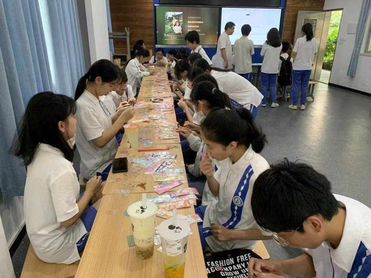 内联部成员围坐协作